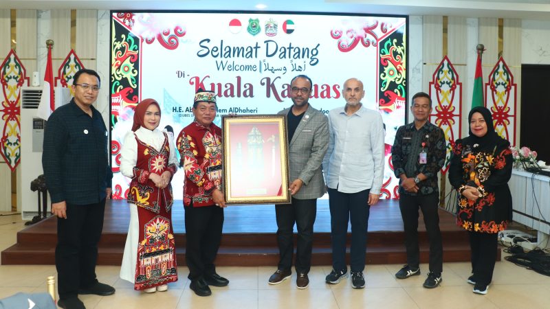 Bupati Kapuas HM Wiyatno saat menyerahkan cindera mata kepada kedatangan President Noor Dubai Foundation Mr Nasser Albudoor serta Duta Besar Uni Emirat Arab untuk Indonesia Mr HE Abdullah Salem Aldhaheri di Rumah Jabatan Bupati Kapuas, Kamis (23/4/2026) malam.