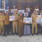 Penyerahan bantuan oleh Bupati Kapuas, HM Wiyatno, didampingi Sekda Kapuas Usis I Sangkai dan Kepala Pelaksana (Kalaksa) BPBD, Pangeran S Pandiangan untuk korban musibah kebakaran dan angin puting beliung, Senin (4/5/2026). 