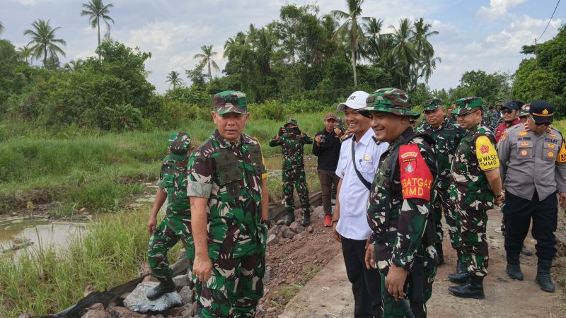 Tim Pengawasan dan Evaluasi (Wasev) dari Staf Penanggung Jawab Operasional (PJO) TMMD, dipimpin Kolonel Inf Denny Noviandi tinjau lokasi TMMD ke-129 Kodim 1011/Kuala Kapuas (Klk), Rabu (29/7/2026)
