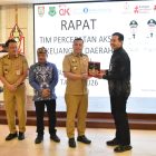 Wakil Ketua II DPRD Kabupaten Kapuas, Berinto (tengah), menghadiri Rapat Teknis Penyusunan Program Kerja Tim Percepatan Akses Keuangan Daerah (TPAKD) Wilayah Tengah Tahun 2027 dan rencana program kerja TPAKD Kabupaten Kapuas Tahun 2027.