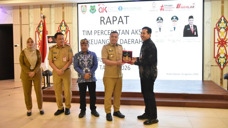 Wakil Ketua II DPRD Kabupaten Kapuas, Berinto (tengah), menghadiri Rapat Teknis Penyusunan Program Kerja Tim Percepatan Akses Keuangan Daerah (TPAKD) Wilayah Tengah Tahun 2027 dan rencana program kerja TPAKD Kabupaten Kapuas Tahun 2027.