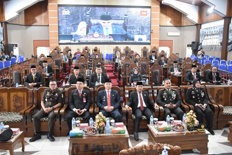 Dewan Perwakilan Rakyat Daerah (DPRD) Kabupaten Kapuas menggelar Rapat Paripurna Istimewa dengan agenda mendengarkan Pidato Kenegaraan Presiden Republik Indonesia dalam rangka memperingati Hari Ulang Tahun (HUT) ke-81 Kemerdekaan RI, Jumat (14/8/2026).