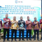 Pimpinan DPRD Kapuas foto bersama Bupati Kapuas di acara rakor