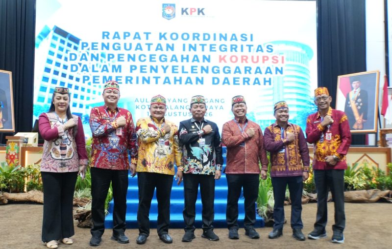 Pimpinan DPRD Kapuas foto bersama Bupati Kapuas di acara rakor 