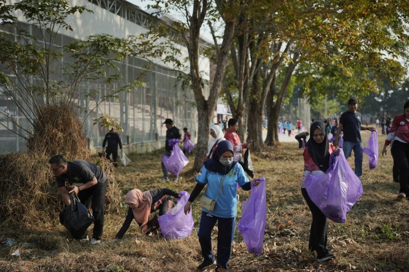 Jelang HUT ke-81 RI, Pemkab Kapuas gelar aksi kebersihan di Area Stadion Panunjung Tarung, Jumat (14/8/2026) pagi