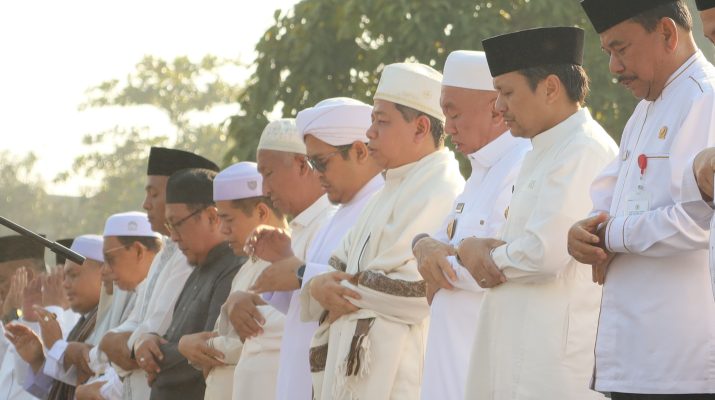 Pemerintah Provinsi Kalimantan Selatan (Pemprov Kalsel) menggelar Salat Istisqa atau salat meminta hujan secara berjemaah di halaman depan Masjid Raya Sabilal Muhtadin, Banjarmasin, Selasa (25/8/2026).