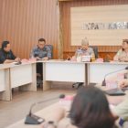 Sekda Kapuas, Usis I Sangkai memimpin Rapat Evaluasi Kondisi Stok dan Kelancaran Jalur Distribusi Bahan Bakar Minyak (BBM) di Wilayah Kabupaten Kapuas, di Ruang Rapat Kantor Bupati Kapuas, Kamis (20/8/2026).