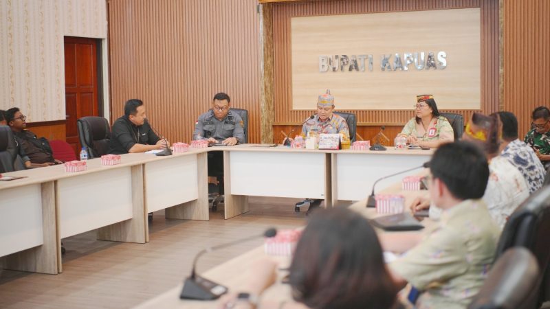 Sekda Kapuas, Usis I Sangkai memimpin Rapat Evaluasi Kondisi Stok dan Kelancaran Jalur Distribusi Bahan Bakar Minyak (BBM) di Wilayah Kabupaten Kapuas, di Ruang Rapat Kantor Bupati Kapuas, Kamis (20/8/2026).