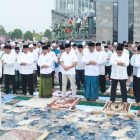 Gubernur Kalimantan Tengah Agustiar Sabran serta seluruh jajarannya bersama TNI/Polri, ASN, organisasi kemasyarakatan Islam, tokoh agama, serta masyarakat melaksanakan Salat Istisqo dan doa bersama di Bundaran Talawang, Palangka Raya, Minggu (23/8/2026).