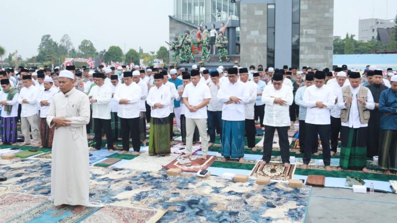 Gubernur Kalimantan Tengah Agustiar Sabran serta seluruh jajarannya bersama TNI/Polri, ASN, organisasi kemasyarakatan Islam, tokoh agama, serta masyarakat melaksanakan Salat Istisqo dan doa bersama di Bundaran Talawang, Palangka Raya, Minggu (23/8/2026).
