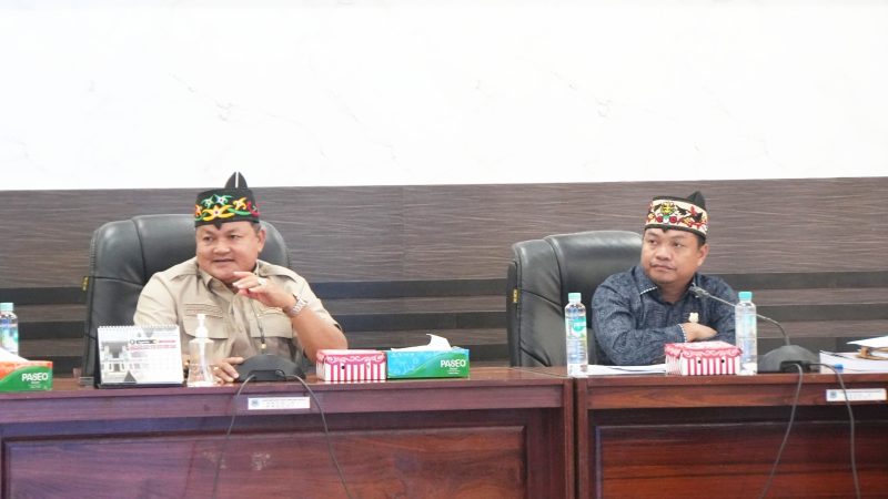 Ketua DPRD Kapuas, Ardiansah (kiri) dan Wakil Ketua II DPRD Kapuas, Berinto