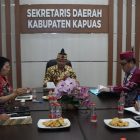 Pemerintah Kabupaten (Pemkab) Kapuas menggelar rapat pembahasan Pembangunan Sekolah Rakyat di Ruang Rapat Sekda, Kamis (27/8/2026).