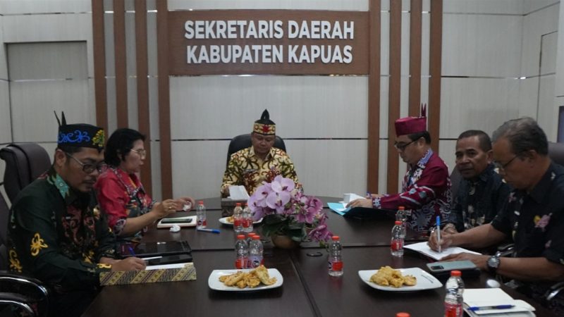 Pemerintah Kabupaten (Pemkab) Kapuas menggelar rapat pembahasan Pembangunan Sekolah Rakyat di Ruang Rapat Sekda, Kamis (27/8/2026).