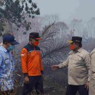 Wagub Kalteng Edy Pratowo didampingi Kepala Pelaksana BPB-PK Provinsi Kalimantan Tengah Ahmad Toyib bersama jajaran dan petugas gabungan meninjau langsung penanganan Karhutla di lapangan.