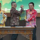 Bupati Kapuas HM Wiyatno bersama Ketua DPRD Kapuas Ardiansah (kiri) saat menerima Laporan Hasil Pemeriksaan (LHP) atas Laporan Keuangan Pemerintah Daerah (LKPD) Pemerintah Kabupaten Kapuas Tahun 2025 yang dilaksanakan di Kantor BPK RI Perwakilan Provinsi Kalimantan Tengah, Palangka Raya