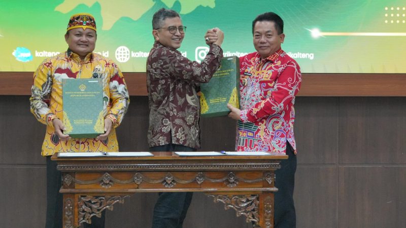 Bupati Kapuas HM Wiyatno bersama Ketua DPRD Kapuas Ardiansah (kiri) saat menerima Laporan Hasil Pemeriksaan (LHP) atas Laporan Keuangan Pemerintah Daerah (LKPD) Pemerintah Kabupaten Kapuas Tahun 2025 yang dilaksanakan di Kantor BPK RI Perwakilan Provinsi Kalimantan Tengah, Palangka Raya