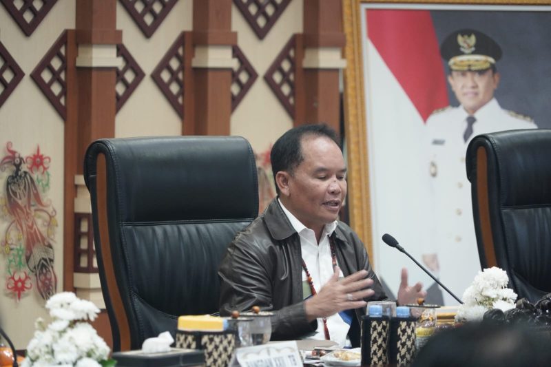 Agustiar Sabran saat memimpin rakor penanganan karhutla
