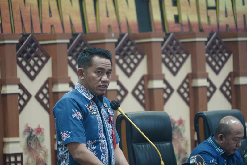 Kepala Pelaksana BPBD Provinsi Kalimantan Tengah Ahmad Toyib menyampaikan laporan pada Rapat Koordinasi Penanganan Karhutla