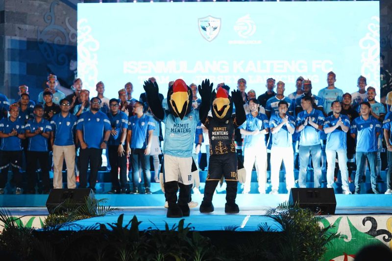 Isen Mulang Kalteng FC memperkenalkan identitas resmi klub termasuk maskot Mamut Menteng yang terinspirasi dari burung enggang