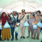 Foto bersama Gubernur Kalteng H. Agustiar Sabran bersama masyarakat yang hadir pada pasar murah di Taman Kota Sampit