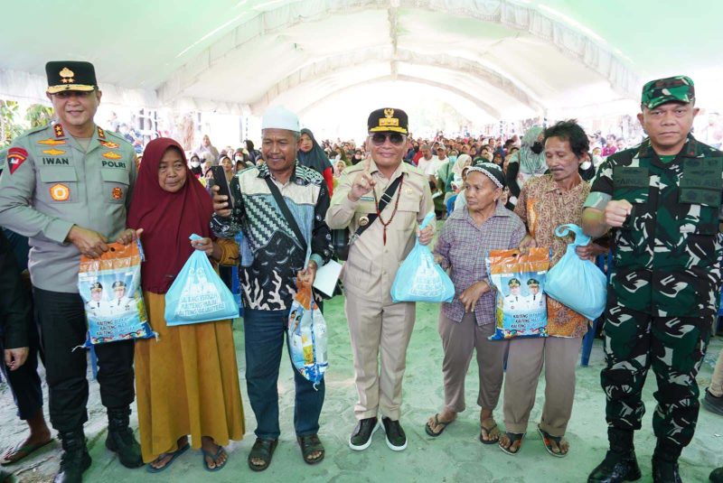 Foto bersama Gubernur Kalteng H. Agustiar Sabran bersama masyarakat yang hadir pada pasar murah di Taman Kota Sampit