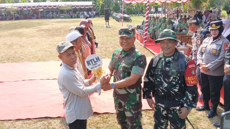 Kasdam XXII/Tambun Bungai, Brigjen TNI Sugiyono didampingi Dandim 1011/Kuala Kapuas Letkol Inf Deky Febrianto saat menyerahkan simbolis kunci hasil rehab RTLH saat penutupan TMMD ke-129 Kodim 1011/Kuala Kapuas, Kamis (13/8/2026).