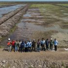 Kepala Dinas PUPR Kapuas Hargatin bersama Tim Cetak Sawah Rakyat (CSR) saat cek lokasi di Kecamatan Dadahup, Selasa (25/8/2026) lalu.