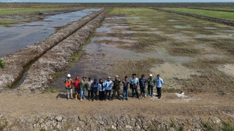 Kepala Dinas PUPR Kapuas Hargatin bersama Tim Cetak Sawah Rakyat (CSR) saat cek lokasi di Kecamatan Dadahup, Selasa (25/8/2026) lalu.
