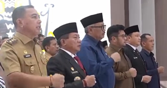 Ketua Komisi IV DPRD Kapuas, Arhensa (tiga dari kanan) mewakili Ketua DPRD Kapuas menghadiri pelantikan dan pengambilan sumpah/janji 104 Pegawai Negeri Sipil (PNS) dalam jabatan manajerial di Aula Tingang Menteng, Komplek Perkantoran Bupati Kapuas, Selasa (18/8/2026) sore.
