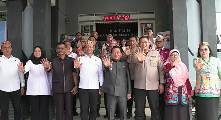 Anggota DPRD Kapuas, Thosibae Limin (tiga dari kiri)