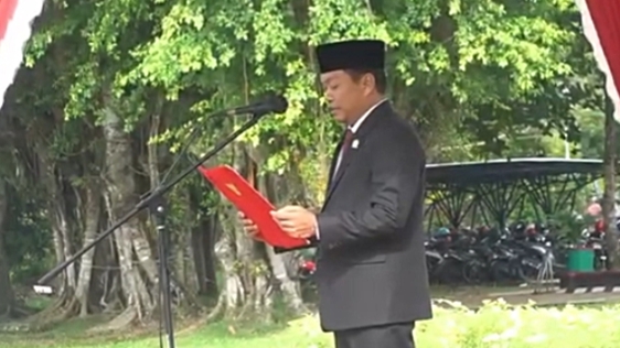 Wakil Ketua II DPRD Kabupaten Kapuas, Berinto SH MH menghadiri Upacara Peringatan Hari Lahir Pancasila Tahun 2026 yang digelar Pemerintah Kabupaten Kapuas di halaman Kantor Bupati Kapuas, Rabu (3/6/2026).
