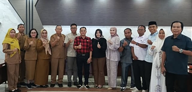 Foto bersama usai rapat Panitia Khusus (Pansus) Laporan Hasil Pemeriksaan (LHP) BPK-RI DPRD Kabupaten Kapuas, Senin (15/6/2026).