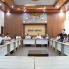 Sekda Kapuas Usis I Sangkai saat memimpin Rapat Diskusi Penyusunan Rencana Pengembangan Infrastruktur (RPI) PU Kawasan Prioritas Swasembada Pangan bersama Tim BPIW Wilayah 1 Kementerian PU di Ruang Rapat Kantor Bupati Kapuas, Rabu (2/9/2026).