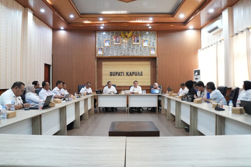 Sekda Kapuas Usis I Sangkai saat memimpin Rapat Diskusi Penyusunan Rencana Pengembangan Infrastruktur (RPI) PU Kawasan Prioritas Swasembada Pangan bersama Tim BPIW Wilayah 1 Kementerian PU di Ruang Rapat Kantor Bupati Kapuas, Rabu (2/9/2026).