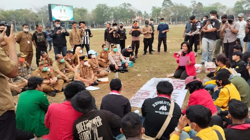 Gubernur Kalteng Agustiar Sabran didampingi Kepala OPD saat menemui massa aksi dalam dialog di halaman Kantor Gubernur Kalteng, Palangka Raya, Selasa (1/9/2026)
