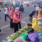 Ketua TP PKK Kabupaten Kapuas Hj. Siti Saniah Wiyatno bersama Ketua GOW Kabupaten Kapuas Hertitati Dodo dan jajaran TP PKK melaksanakan pembagian masker kepada masyarakat di kawasan Stadion Panunjung Tarung, Minggu (6/9/2026).