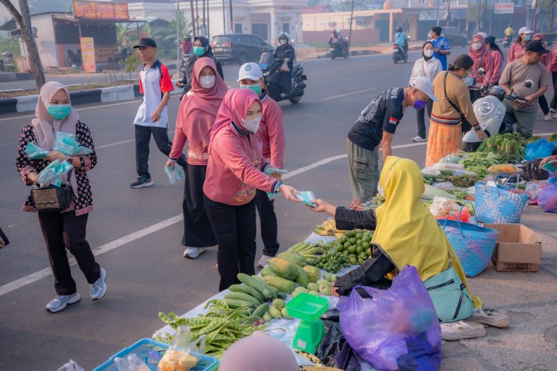 Ketua TP PKK Kabupaten Kapuas Hj. Siti Saniah Wiyatno bersama Ketua GOW Kabupaten Kapuas Hertitati Dodo dan jajaran TP PKK melaksanakan pembagian masker kepada masyarakat di kawasan Stadion Panunjung Tarung, Minggu (6/9/2026).
