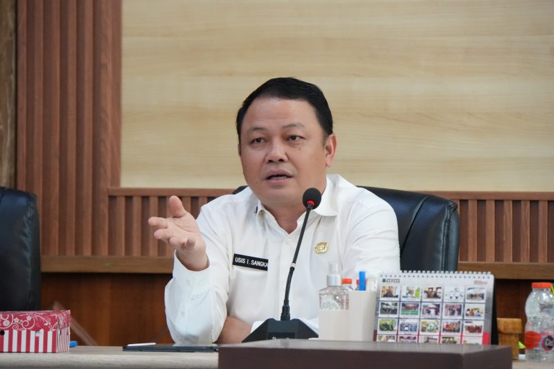 Sekda Kapuas Usis I Sangkai saat memimpin Rapat Sinkronisasi Program Satu Data Inflasi dan Evaluasi Intervensi Pasar bersama BPS Kabupaten Kapuas di Ruang Rapat Kantor Bupati Kapuas, Rabu (9/9/2026).