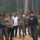 Wakil Bupati Kapuas Dodo saat meninjau kondisi jalan lintas P2D Sei Pinang–Rendan, Sabtu (12/9/2026).