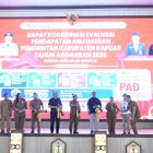 Bupati Kapuas, H.M. Wiyatno, S.P., membuka secara resmi kegiatan Rapat Koordinasi Evaluasi Pendapatan Asli Daerah (PAD) Tahun Anggaran 2026 sekaligus Launching QRIS Retribusi, di Aula Tingang Menteng Kantor Bupati Kapuas, Senin (21/9/2026).