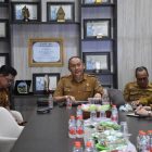 Kepala Bagian Pengadaan Barang dan jasa Sekretariat Daerah Kabupaten Kapuas Sidik Widiantoro pimpin rapat evaluasi pengadaan Barang/jasa dan Percepatan pengadaan Perubahan tahun anggaran 2026.