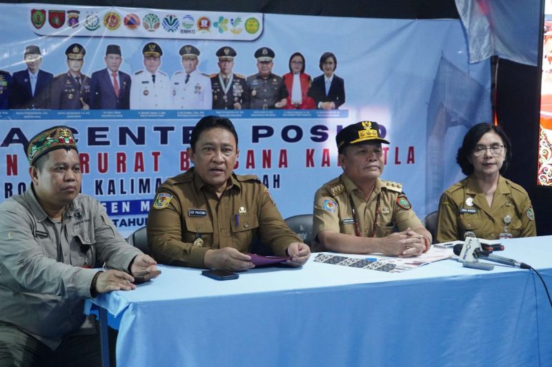 Suasana Konferensi Pers yang digelar di Media Center Posko Pusat Karhutla, Senin (31/8/2026) malam.