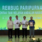 Sekda Kalsel, Syarifuddin mewakili Gubernur Kalsel H Muhidin, saat menerima Penghargaan Adhi Bhakti Tani Nelayan Utama yang diberikan oleh Kontak Tani Nelayan Andalan (KTNA) Nasional di Aula Balai Kota Among Tani, Kota Batu, Provinsi Jawa Timur, Sabtu (19/9/2026).