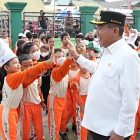 Bupati Kapuas HM Wiyatno bercengkrama dengan anak-anak murid MIN 1 Kapuas Unit 2, di sela kegiatan pembagian masker gratis, Jumat (4/9/2026) pagi