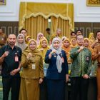 Wali Kota Banjarbaru Hj. Erna Lisa Halaby bersama jajaran pejabat Pemko Banjarbaru dan tim Local Service Delivery Improvement Project (LSDP).