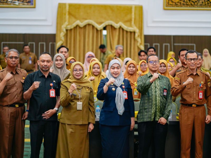 Wali Kota Banjarbaru Hj. Erna Lisa Halaby bersama jajaran pejabat Pemko Banjarbaru dan tim Local Service Delivery Improvement Project (LSDP).