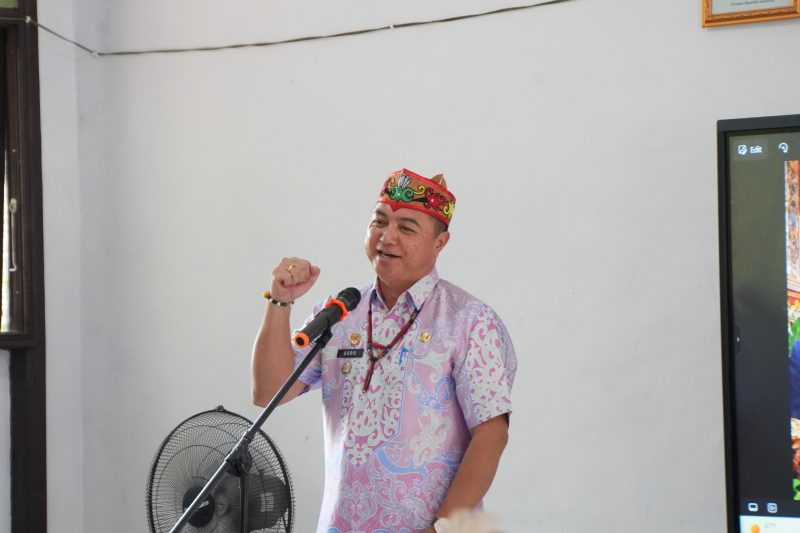 Wakil Bupati Kapuas, Dodo, meresmikan Pencanangan Kamis Hanjak Berbudaya di SMP Negeri 2 Pulau Petak, Kamis (1/10).