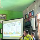 Camat Tamban Catur Syaiful Fadjri, S.STP., MPA saat menyampaikan paparan dalam kegiatan penyuluhan AIDS, Tuberkulosis (TBC), dan Malaria (ATM) di Desa Tamban Baru Mekar, Kecamatan Tamban Catur, Kabupaten Kapuas, Kamis (1/10/2026).