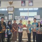 Kadisarpustaka kapuas saat menerima cinderamata plakat dari Disdik Kota Palangka Raya