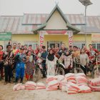 Bupati Kapuas H. Muhammad Wiyatno, S.P., menyerahkan bantuan pangan kepada masyarakat terdampak kekeringan dan Karhutla di Desa Tumbang Mangkutup, Sabtu (3/10/2026).